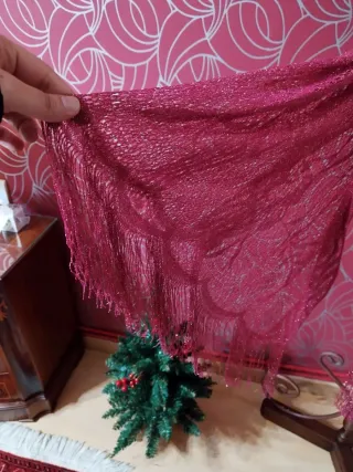 Chal burdeos con brillos y flecos
