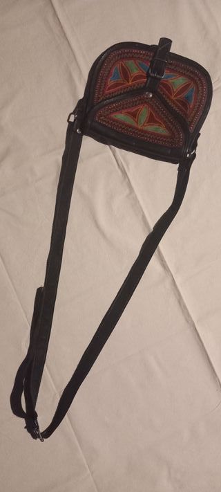 Bolso de piel con bordado artesanal