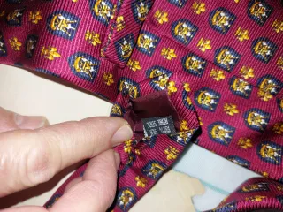 Cravatta in seta con motivo scudo e giglio