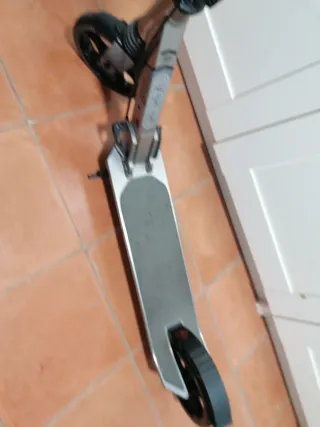 Patinete manual plateado