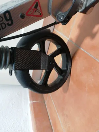 Patinete manual plateado