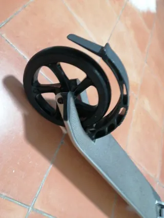 Patinete manual plateado