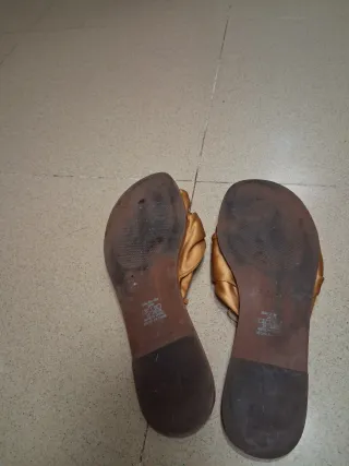 Ciabatte dorate con nodo