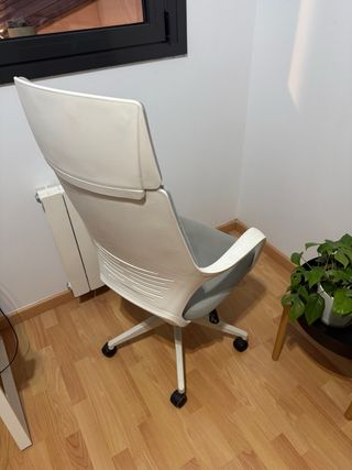 Sedia da ufficio ergonomica grigia e bianca