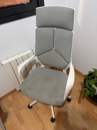 Sedia da ufficio ergonomica grigia e bianca