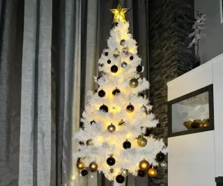 Albero di Natale bianco senza decorazioni