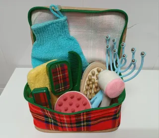 Trousse con accessori da bagno