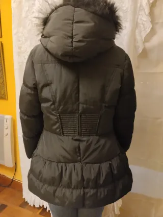 Chaqueta de plumas y pelo natural negra