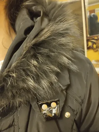 Chaqueta de plumas y pelo natural negra