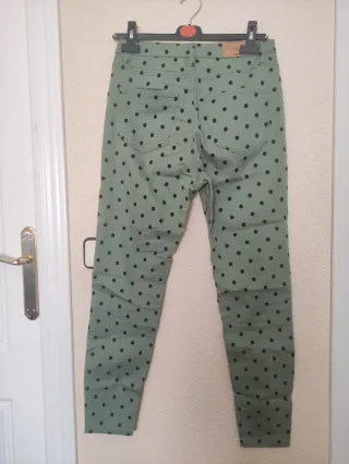 Pantalón Stradivarius lunares verde