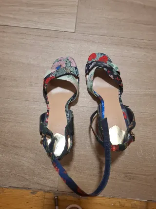Sandalias de tacón con estampado floral