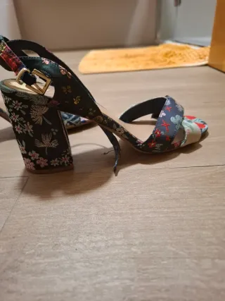 Sandalias de tacón con estampado floral