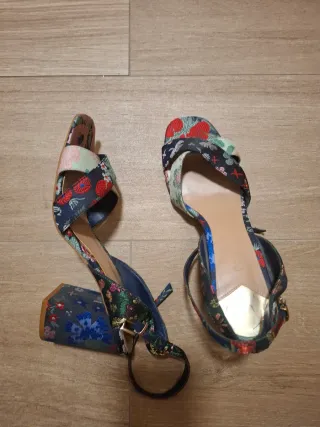 Sandalias de tacón con estampado floral