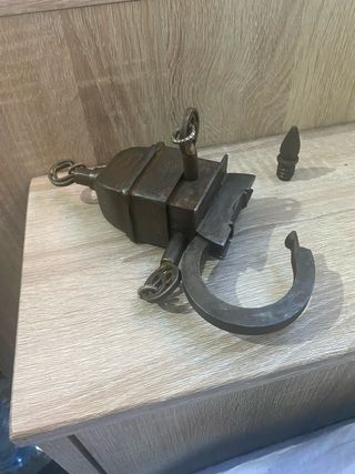 Vecchia serratura con 3 chiavi