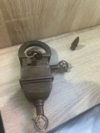 Vecchia serratura con 3 chiavi