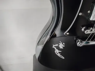 ANGUS YOUNG GUITARRA FIRMADA AUTENTIFICADA