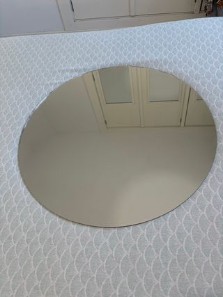 Specchio rotondo elegante con cornice metallica argentata