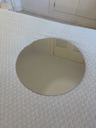 Specchio rotondo elegante con cornice metallica argentata