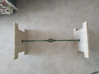 Mesa auxiliar piedra y metal