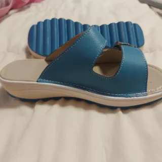 Sandalias azules con hebillas