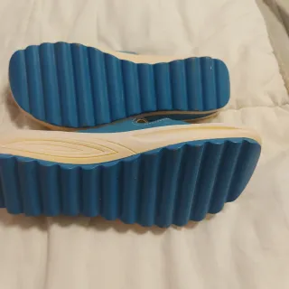 Sandalias azules con hebillas