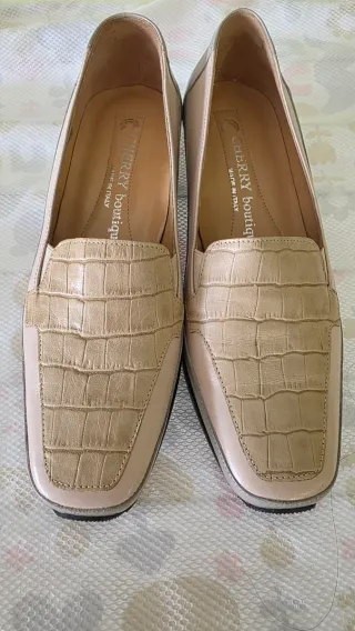 Zapatos planos beige con detalle cocodrilo