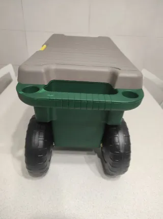 Sgabello da giardino con ruote