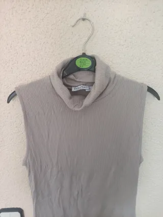 Body cuello alto sin mangas Stradivarius beige