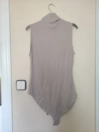 Body cuello alto sin mangas Stradivarius beige