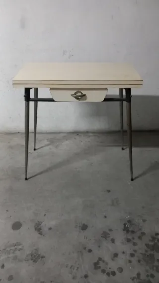 Tavolo da cucina beige con cassetto