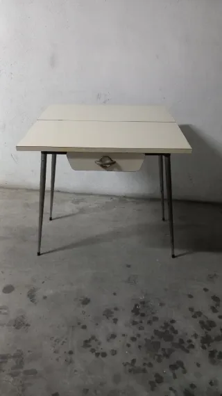 Tavolo da cucina beige con cassetto