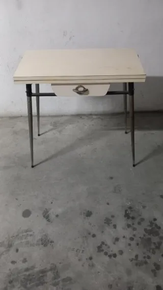 Tavolo da cucina beige con cassetto