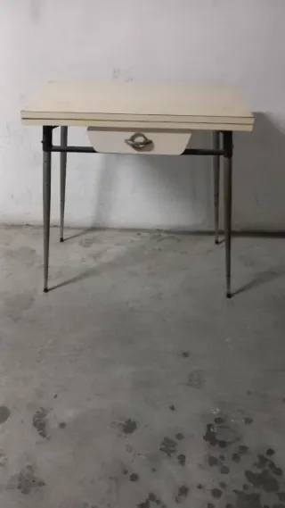 Tavolo da cucina beige con cassetto