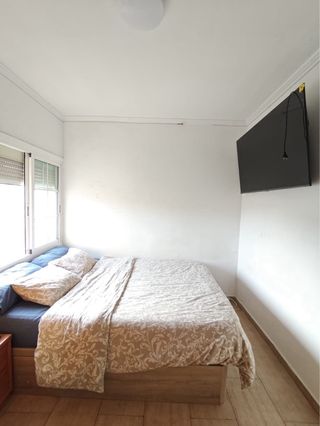 se alquila habitación luminosa para chica.