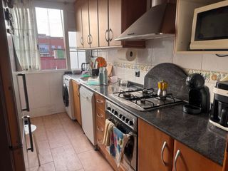 se alquila habitación luminosa para chica.