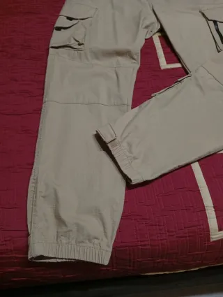 Pantalones cargo Pull and Bear