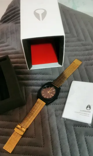 Reloj Nixon Dorado y negro