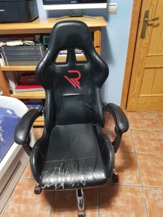 Silla Gaming Negra con Logo Rojo