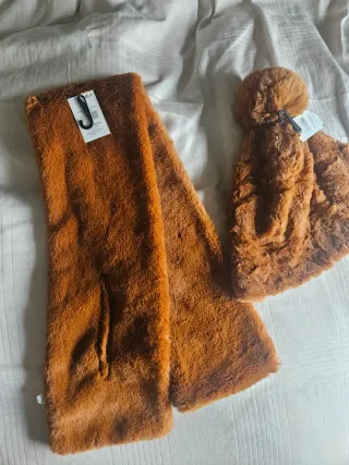 Gorro y bufanda de pelo sintético