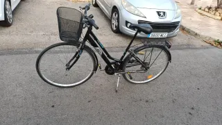 Bicicleta Negra con Cesta y Portabultos+33 7 45 94