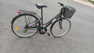 Bicicleta Negra con Cesta y Portabultos+33 7 45 94