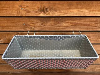 Jardinera gris y rosa de plástico