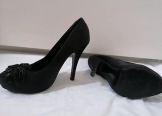 Zapatos de tacón negros con abalorios