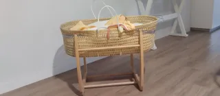 Cuna moisés mimbre con soporte madera.Se balancea.