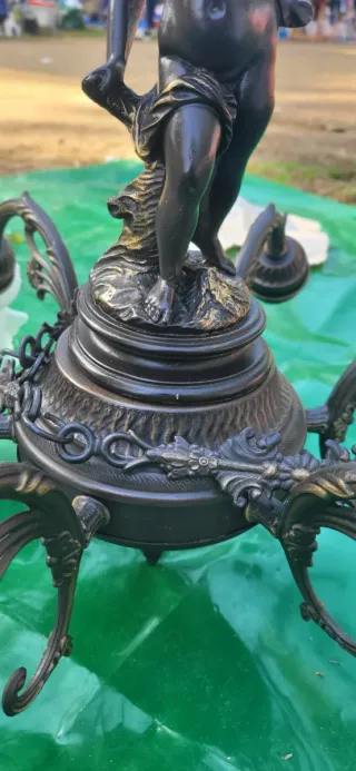 Lampada da soffitto antica con figura