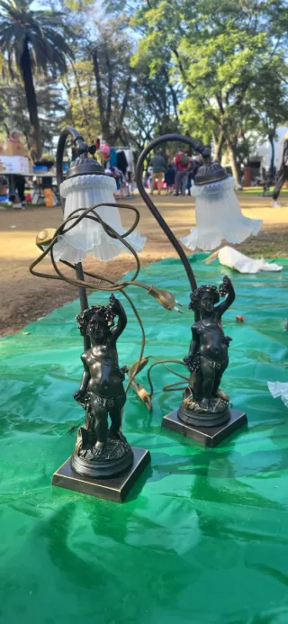 Lampada da soffitto antica con figura