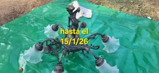 Lampada da soffitto antica con figura