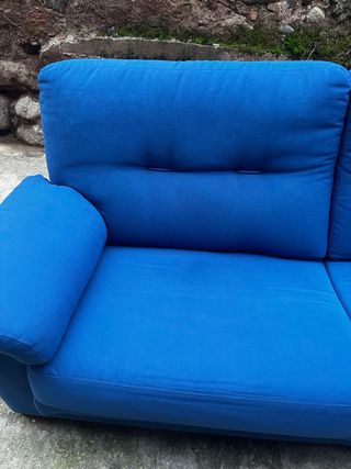 Divano blu in tessuto
