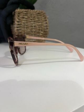 Gafas de sol marrones y rosas