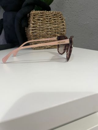Gafas de sol marrones y rosas